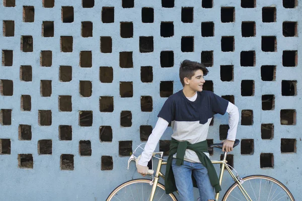 Mode Tonåring Med Cykel Gata — Stockfoto