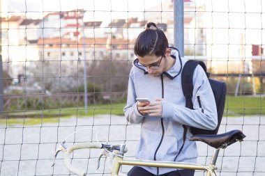 Genç açık cep telefonu ile