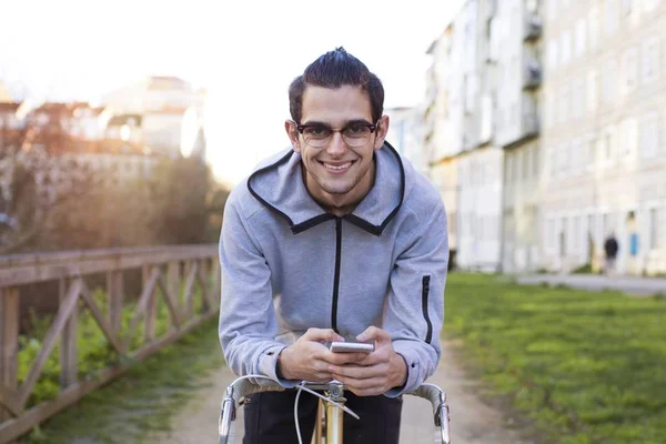 Bicicleta Jovem Com Telefone Celular Livre — Fotografia de Stock