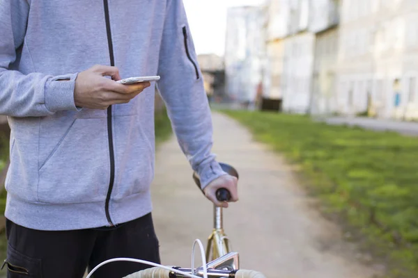 Bicicleta Joven Con Teléfono Móvil Aire Libre — Foto de Stock