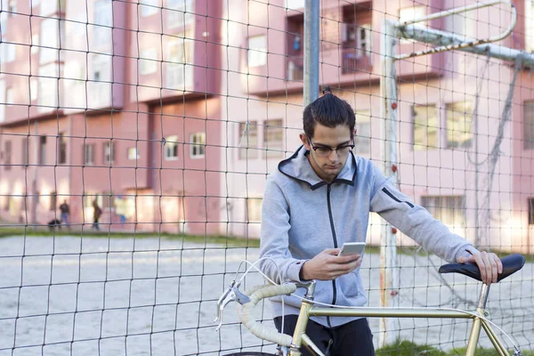 Jonge Fiets Met Outdoor Mobiele Telefoon — Stockfoto