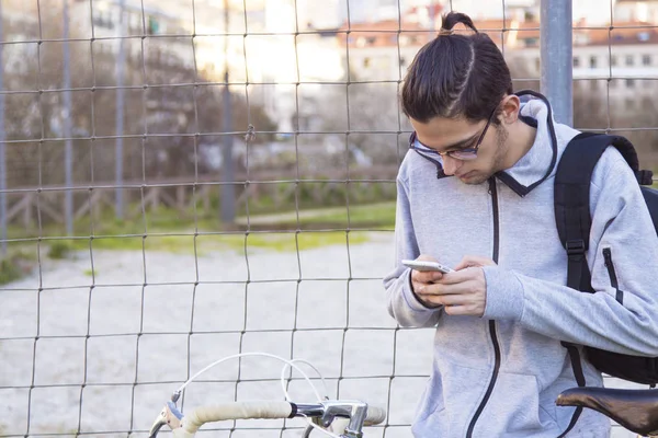 Jongeren Met Outdoor Mobiele Telefoon — Stockfoto