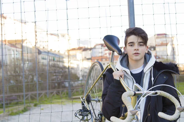 Jovem Para Moda Com Bicicleta Livre — Fotografia de Stock