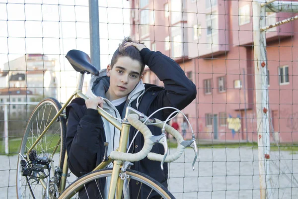 Ung Till Mode Med Utomhus Cykeln — Stockfoto