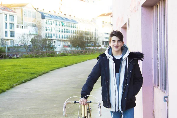 Moda Adolescente Com Bicicleta Livre — Fotografia de Stock