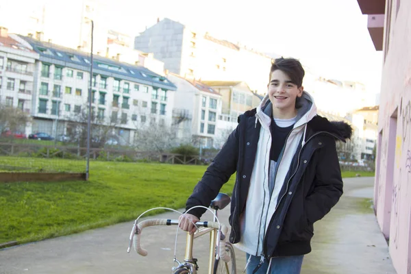 Remaja Fashion Dengan Sepeda Luar Ruangan — Stok Foto
