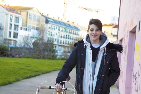 Mode Teenager Mit Outdoor Fahrrad — Stockfoto