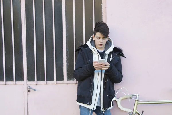 Adolescente Con Cellulare Bici Vintage Sulla Strada Urbana — Foto Stock