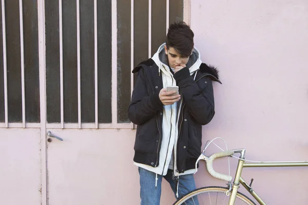 Adolescente Com Telefone Celular Bicicleta Vintage Rua Urbana — Fotografia de Stock