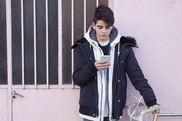 Teenager Mit Handy Und Oldtimer Fahrrad Auf Stadtstraße — Stockfoto