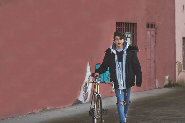 거리에 빈티지 자전거와 — 스톡 사진