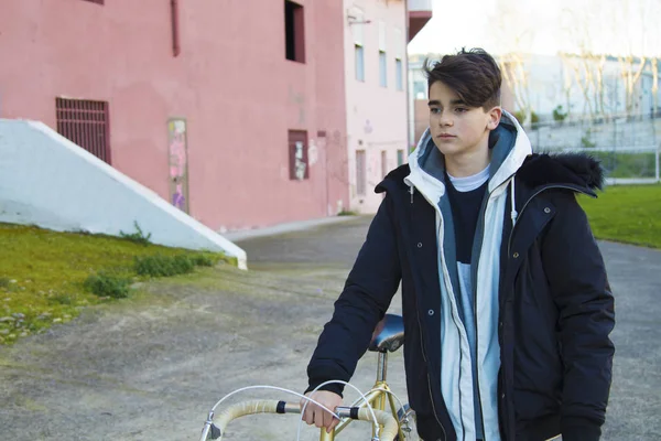 Jeune Adolescent Avec Vélo Vintage Sur Rue Ville — Photo