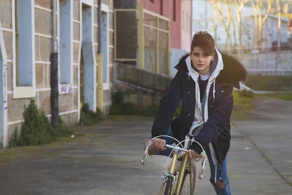 Ung Tonåring Med Vintage Cykel Gata — Stockfoto