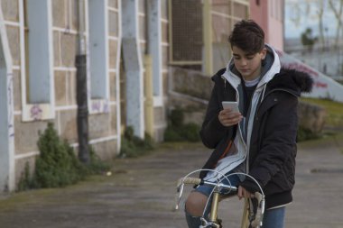 cep telefonu ve bisiklet beldesi genç