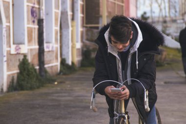 cep telefonu ve bisiklet beldesi genç