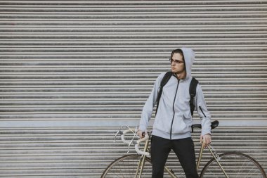 Genç sokak duvardaki vintage Bisiklet moda