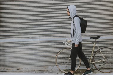 Genç sokak duvardaki vintage Bisiklet moda