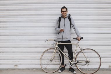 Genç sokak duvardaki vintage Bisiklet moda