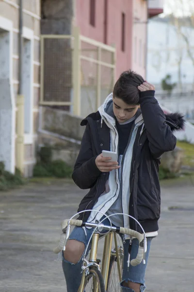 cep telefonu ve bisiklet beldesi genç