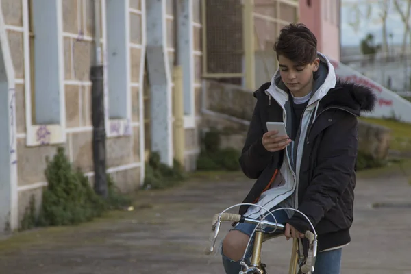 Ung Stan Med Mobiltelefon Och Cykel — Stockfoto
