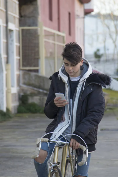 cep telefonu ve bisiklet beldesi genç