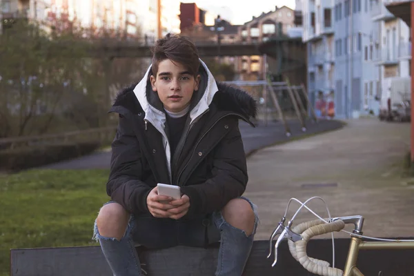 Junge Mit Handy Und Fahrrad Der Stadt — Stockfoto