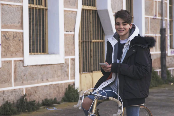 cep telefonu ve bisiklet beldesi genç