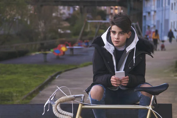 Jovem Cidade Com Telefone Celular Bicicleta — Fotografia de Stock