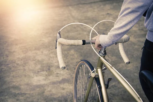 年轻运动员的手与自行车 生活方式和体育 — 图库照片