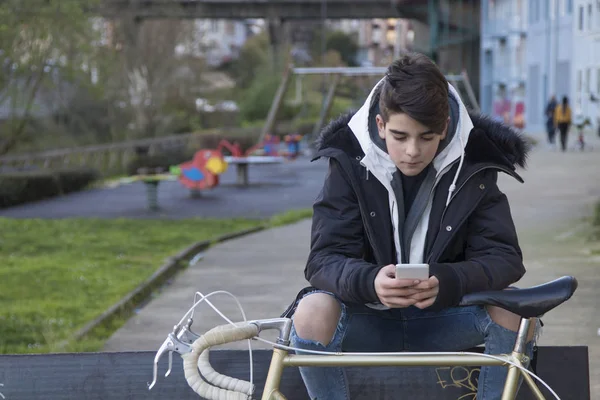 Junge Mit Handy Und Fahrrad Der Stadt — Stockfoto