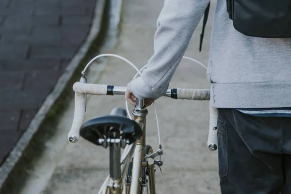 年轻人向后走与自行车在镇 运输和体育 — 图库照片