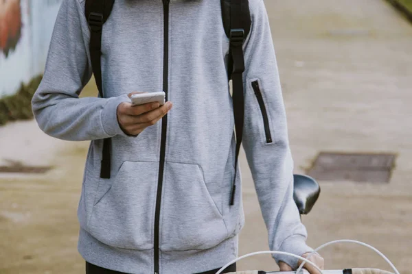 Ung Stan Med Mobiltelefon Och Cykel — Stockfoto