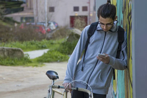 Fietser Met Mobiele Telefoon Buiten Straat Stedelijke Scène — Stockfoto