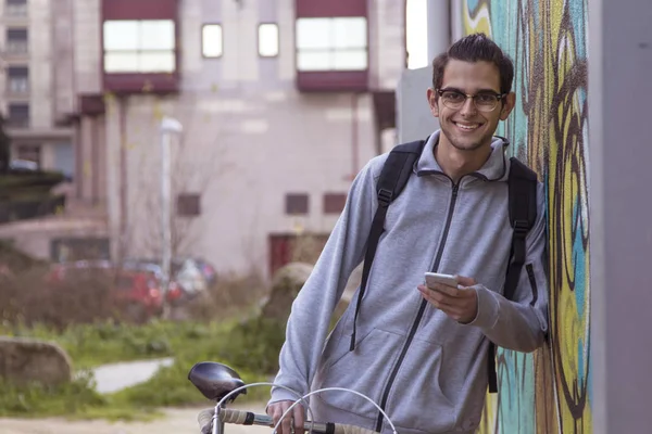 Fietser Met Mobiele Telefoon Buiten Straat Stedelijke Scène — Stockfoto