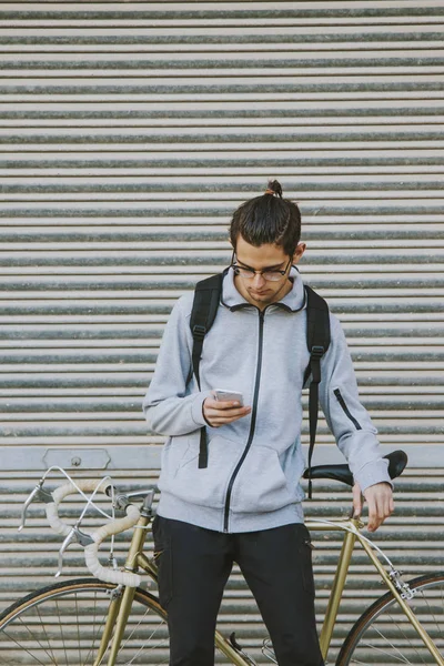 Jonge Mode Met Fiets Mobiele Telefoon Stad — Stockfoto