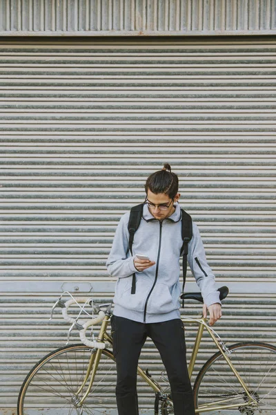 自転車と市内の携帯電話と若者のファッション — ストック写真