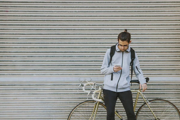 Молодая Мода Велосипедом Мобильный Телефон Городе — стоковое фото