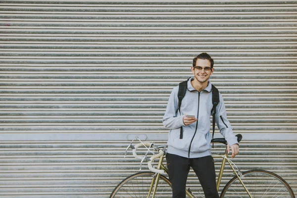Moda Jovem Com Bicicleta Telefone Celular Cidade — Fotografia de Stock