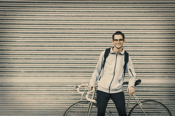 Молодые Модные Винтажным Велосипедом Гараже Улице — стоковое фото