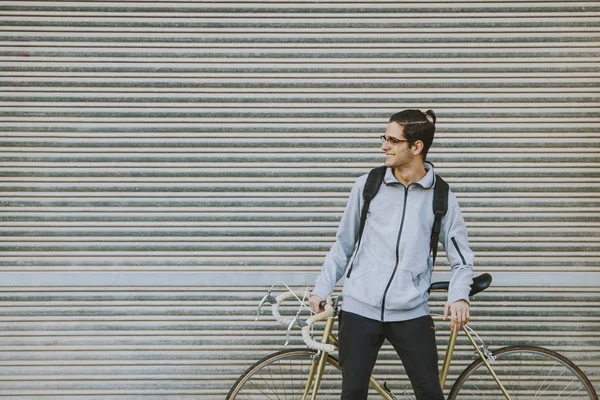 Ung Hederliga Med Vintage Cykel Gatan Garage — Stockfoto