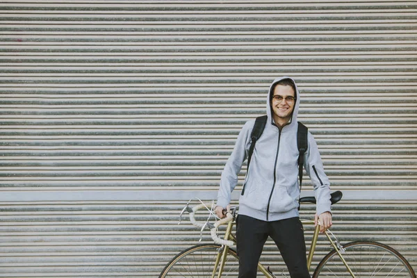Jovem Formado Com Bicicleta Vintage Garagem Rua — Fotografia de Stock