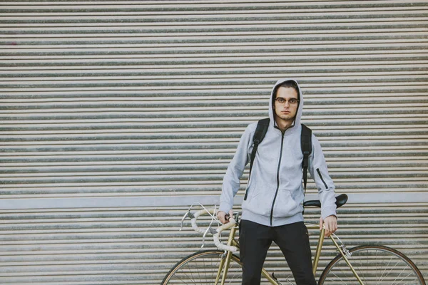 Молодий Модний Вінтажним Велосипедом Вуличному Гаражі — стокове фото
