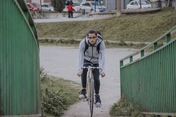 Genç adam spor yaparken şehir etrafında Bisiklete binme