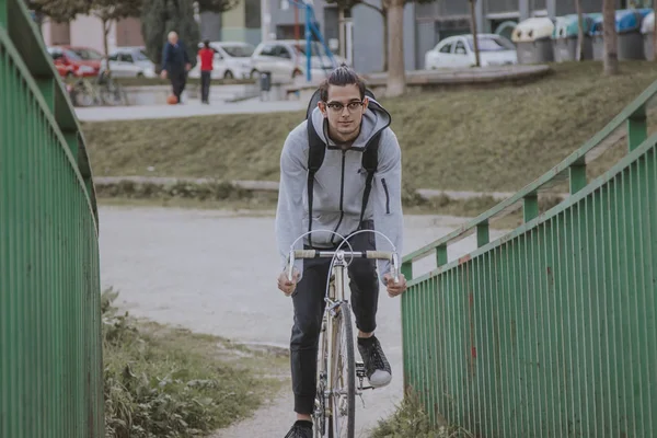 Ung Man Cykla Runt Staden Att Idrotta — Stockfoto