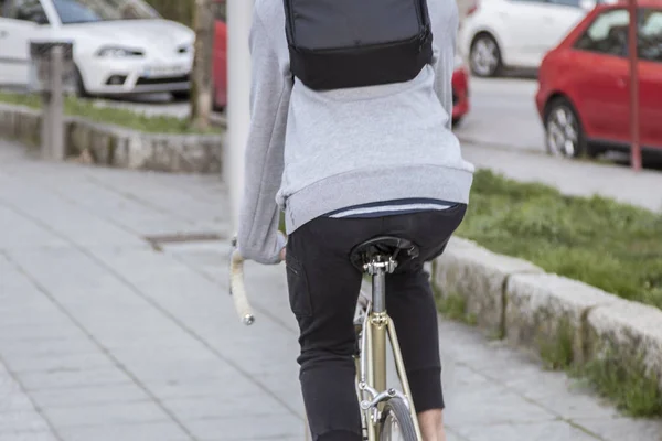 Jongeman Fietsen Rond Stad Doen Sport — Stockfoto