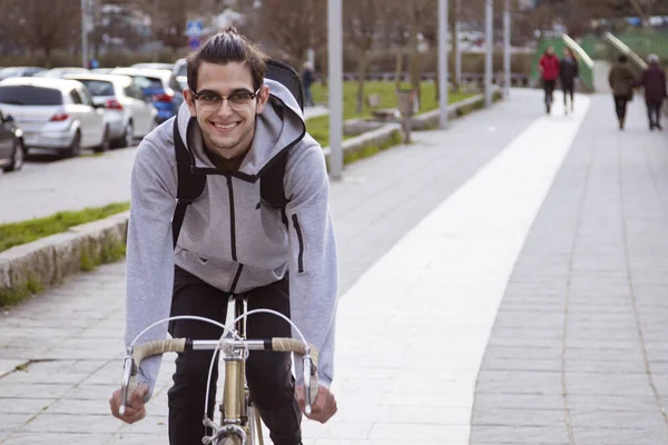Молодой Человек Велосипеде Городу Занимаясь Спортом — стоковое фото