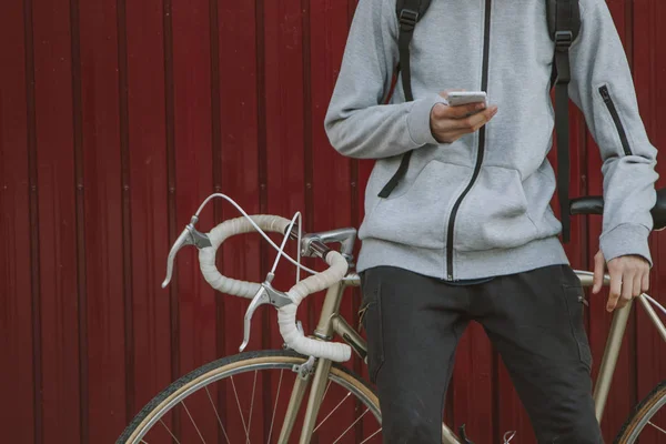 Jovem Moda Vintage Bicicleta Parede Rua — Fotografia de Stock