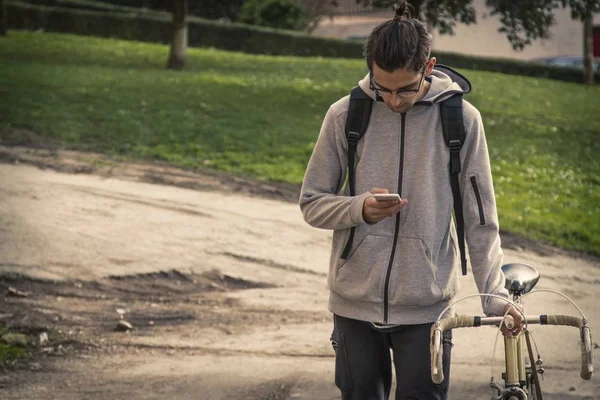 Modieuze Jonge Man Met Mobiele Telefoon Wandelen Buiten Fiets — Stockfoto