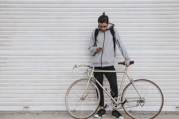 Ung Gammaldags Vintage Cykel Gatan Väggen — Stockfoto