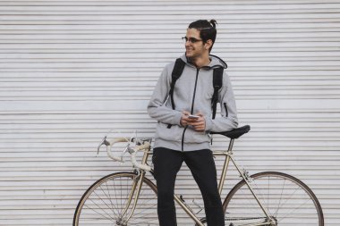 Genç sokak duvardaki vintage Bisiklet moda